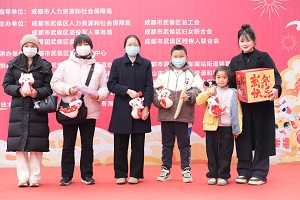 “百米小巷”人潮涌動(dòng)！瑞方人力助力2025年武侯區(qū)春風(fēng)行動(dòng)專場(chǎng)招聘會(huì)“開門紅” 第13張