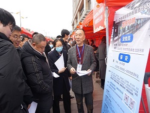 “百米小巷”人潮涌動(dòng)！瑞方人力助力2025年武侯區(qū)春風(fēng)行動(dòng)專場(chǎng)招聘會(huì)“開門紅” 第4張