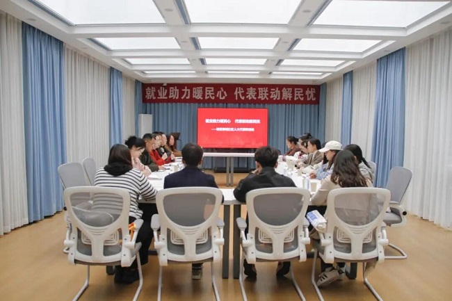 深入一線(xiàn)聽(tīng)民意！成都市人大代表龔曉鷗在火車(chē)南站街道開(kāi)展就業(yè)指導(dǎo)專(zhuān)題分享活動(dòng) 第4張