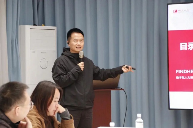 深入一線(xiàn)聽(tīng)民意！成都市人大代表龔曉鷗在火車(chē)南站街道開(kāi)展就業(yè)指導(dǎo)專(zhuān)題分享活動(dòng) 第2張